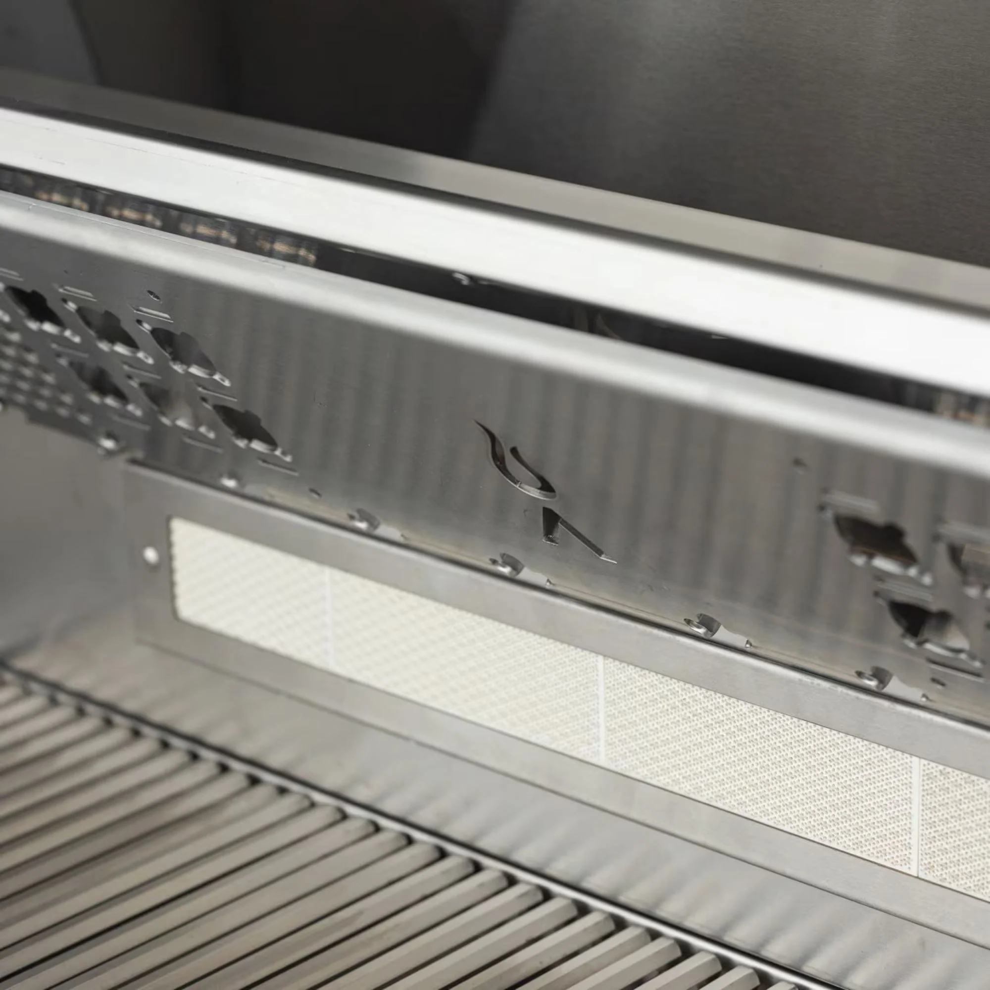 Blaze LTE PRO 32-Inch 4-Burner Built-in Gas Grill w/ Digital Temperature Screen & Rear Infrared Burner - Image 10