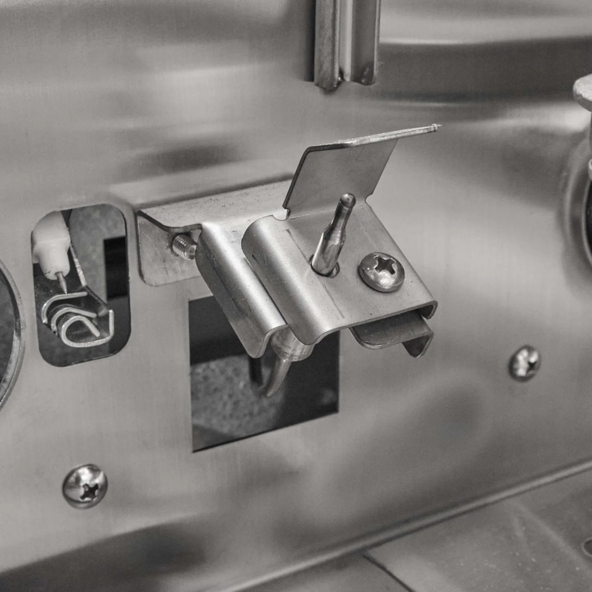 Coyote CL-Series 42-Inches 5-Burner Built-in Gas Grill - Image 8