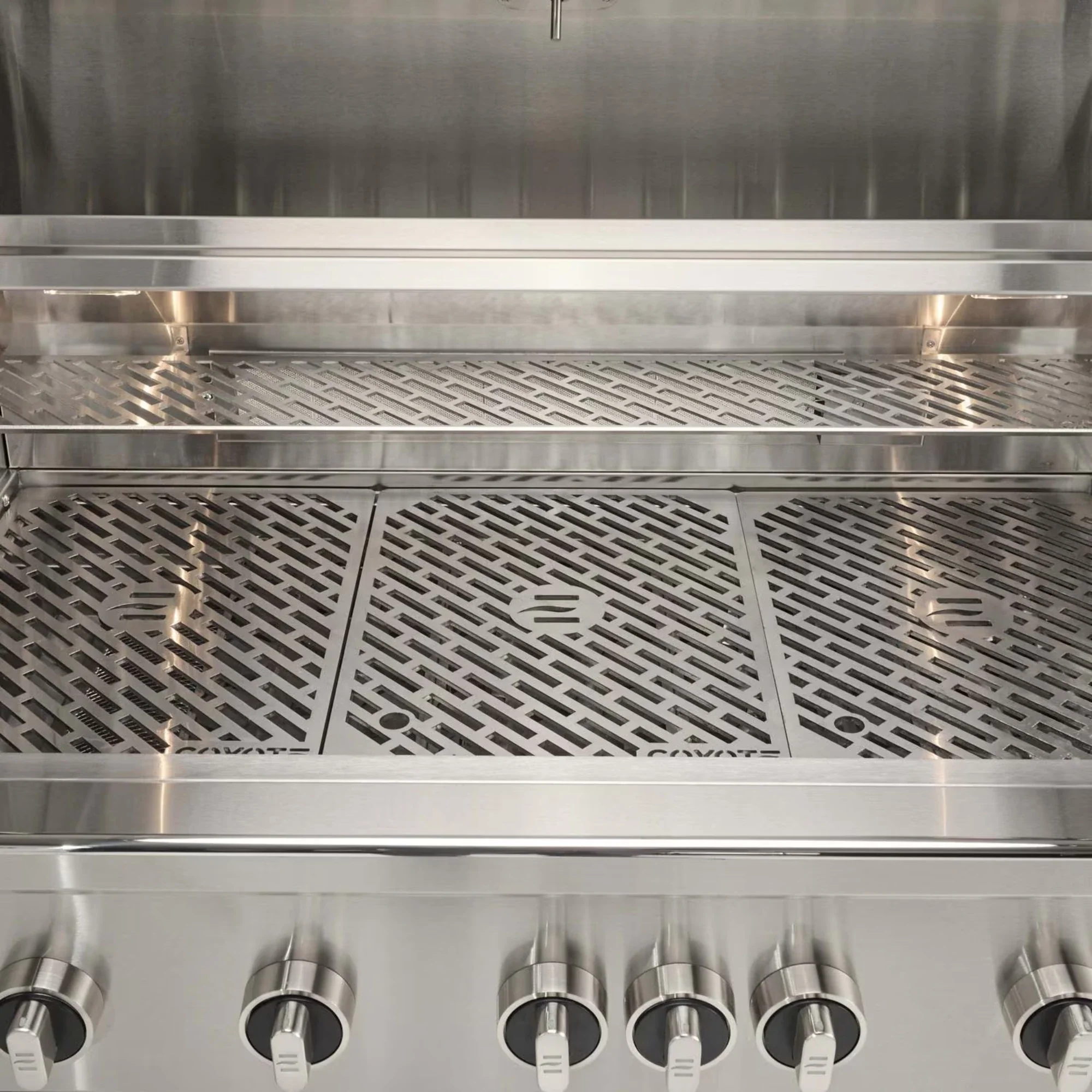 Coyote SL-Series 42-Inch 5-Burner Built-in Gas Grill - Image 3