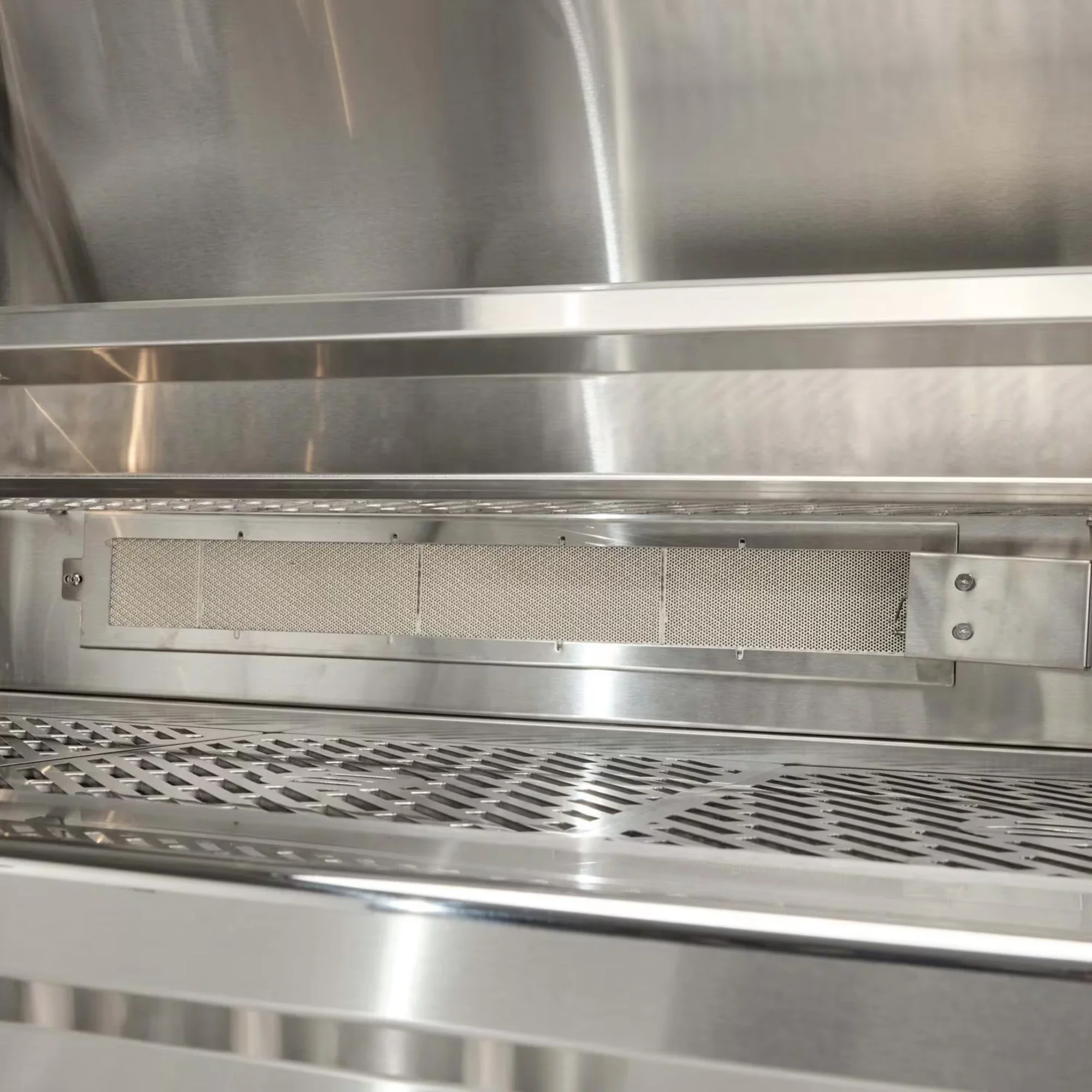 Coyote SL-Series 42-Inch 5-Burner Built-in Gas Grill - Image 4