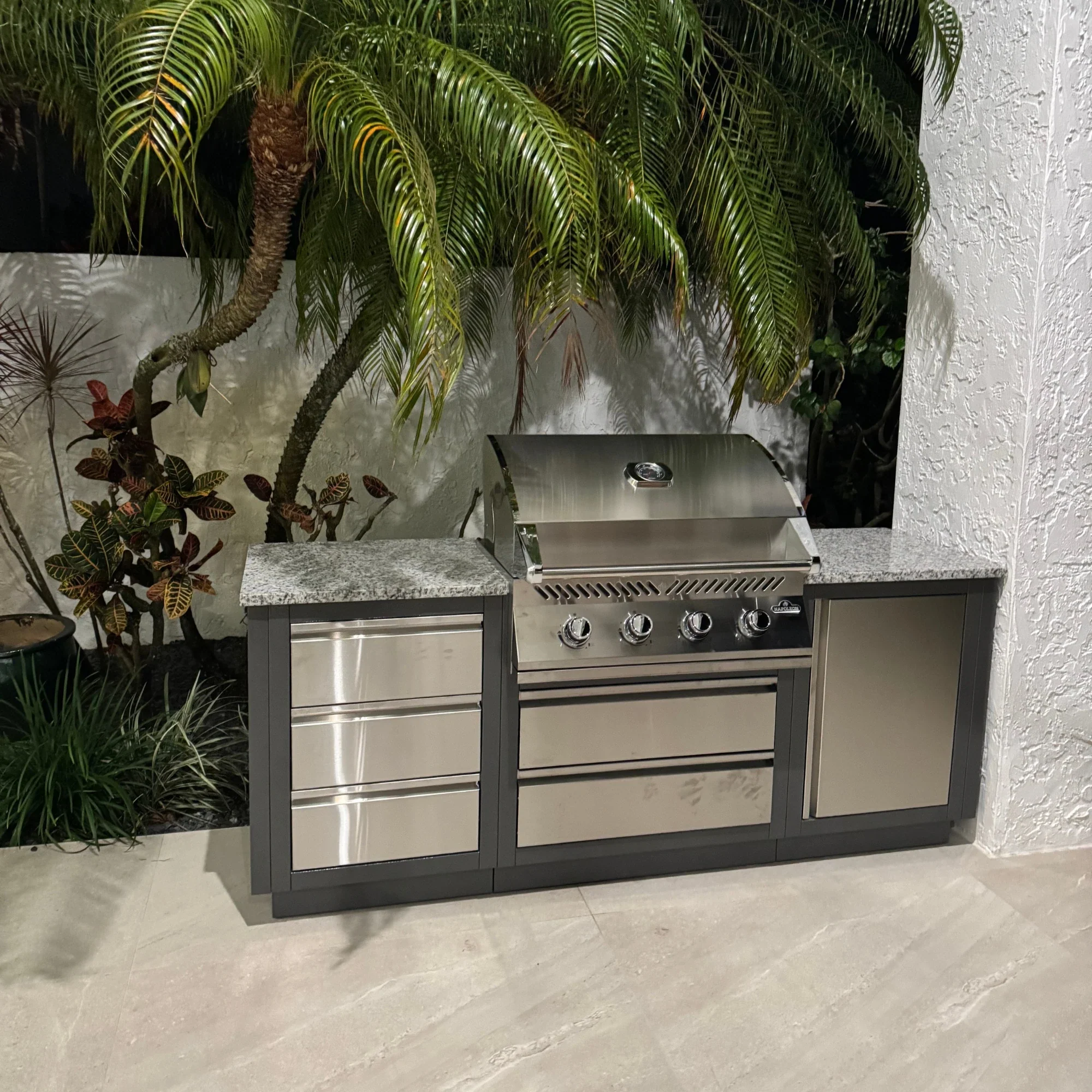 Napoleon Oasis 100 Outdoor Kitchen Island w/ Built-in 500 Series 32 Propane Grill & Valet Gray Granite Countertop - Image 6